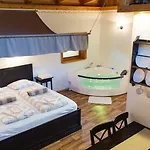 Garden Village Luksustelt 3*