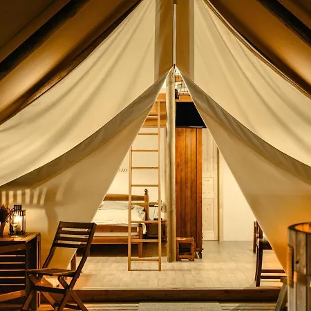 אוהל מפואר Garden Village בלד